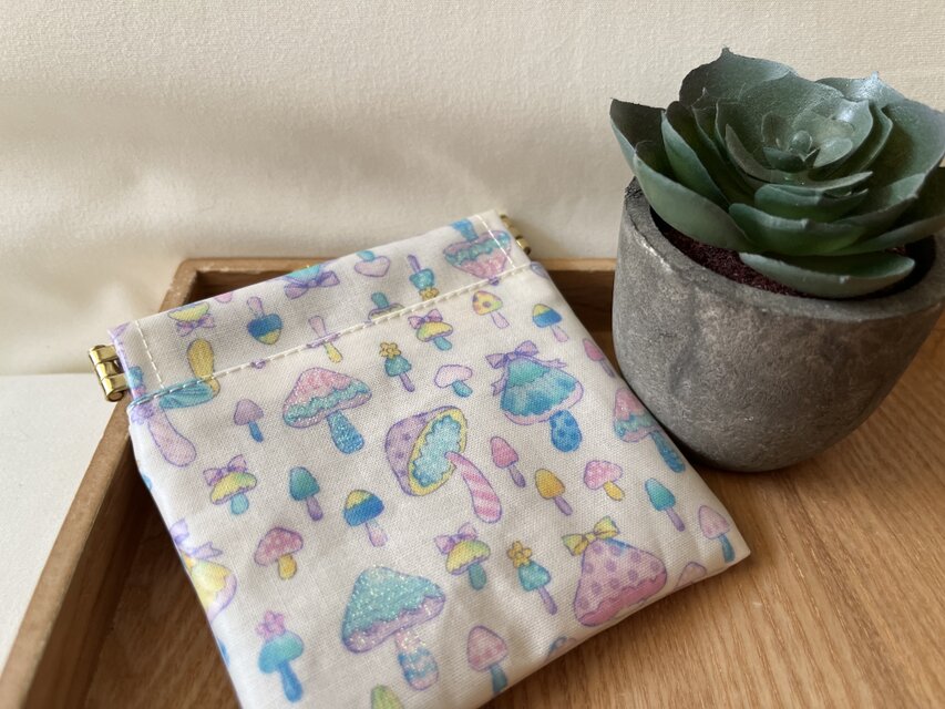 バネ口ラミネートポーチ　ラメきのこ