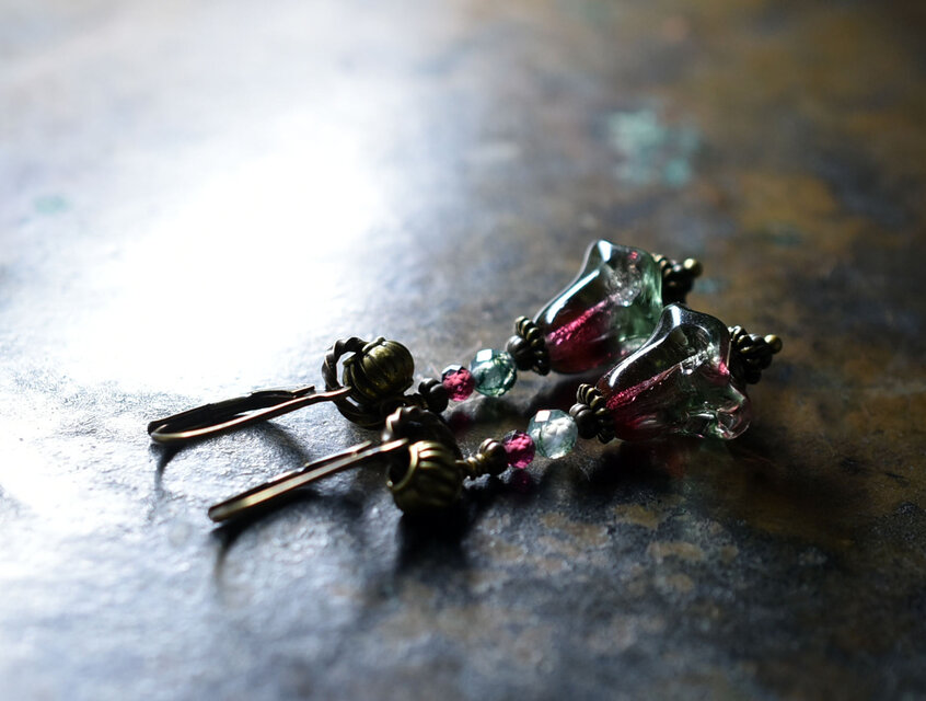 エンジェルトランペットの様なドイツヴィンテージビーズとガーネット＆モスアゲートのピアス