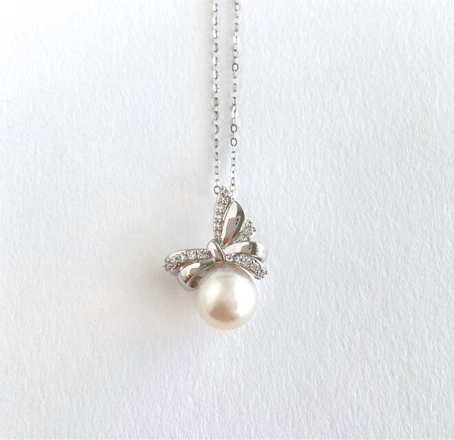 ほんのりピンク アコヤパール リボンのペンダント(8.5mm)　1点のみ