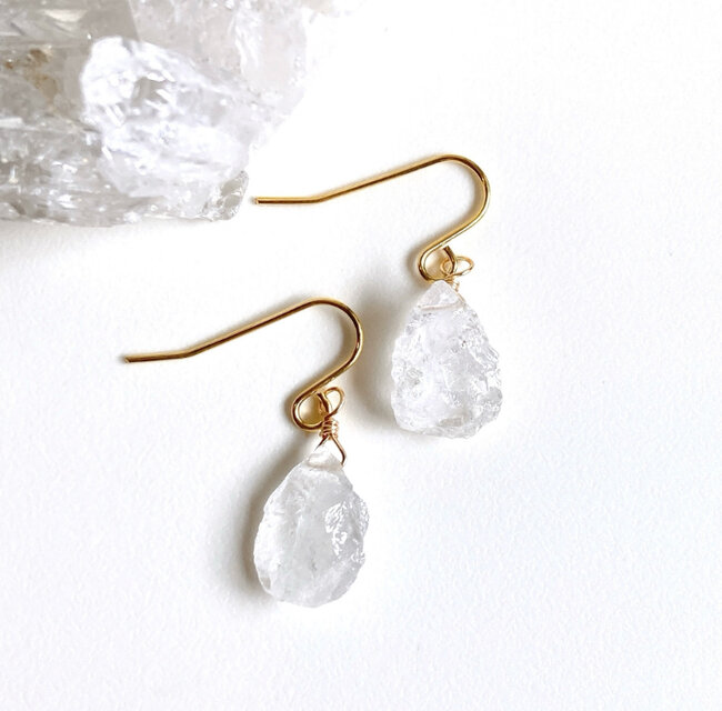天然石ラフロック水晶ドロップ一粒ピアス/イヤリング | iichi 日々の