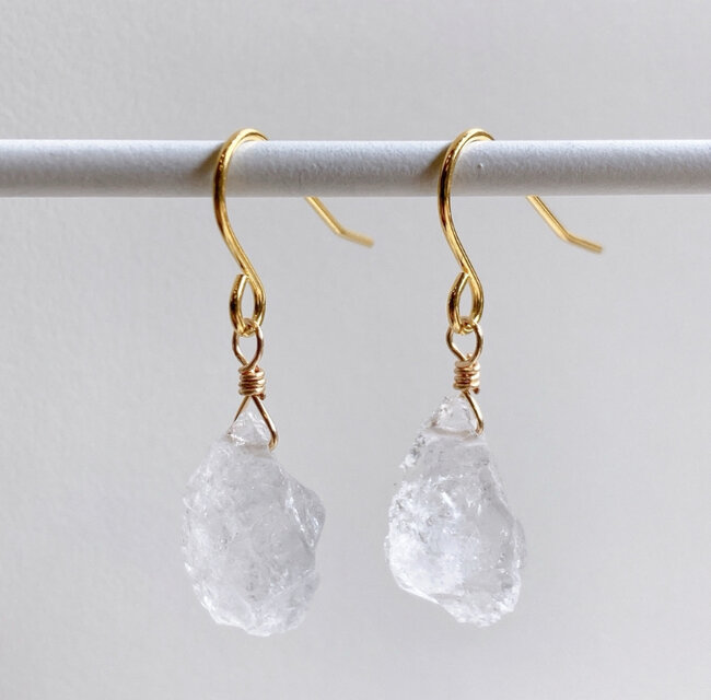 天然石ラフロック水晶ドロップ一粒ピアス/イヤリング | iichi 日々の
