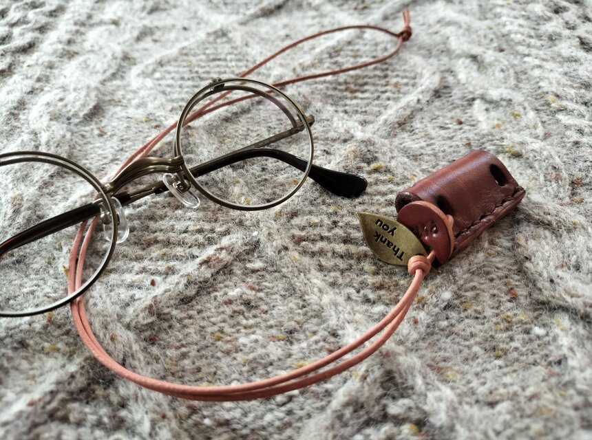 メガネホルダーネックレス　濃いブラウン　牛革