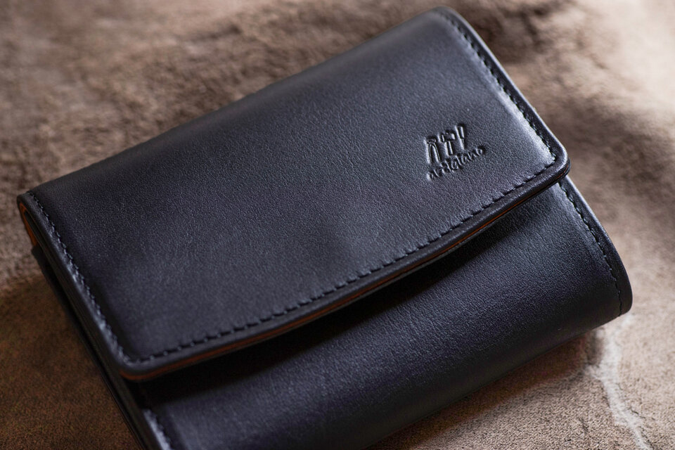 【小さな存在、大きな魅力】ショートギャルソンウォレット　二つ折り財布　ヌメ革　aw-19hn