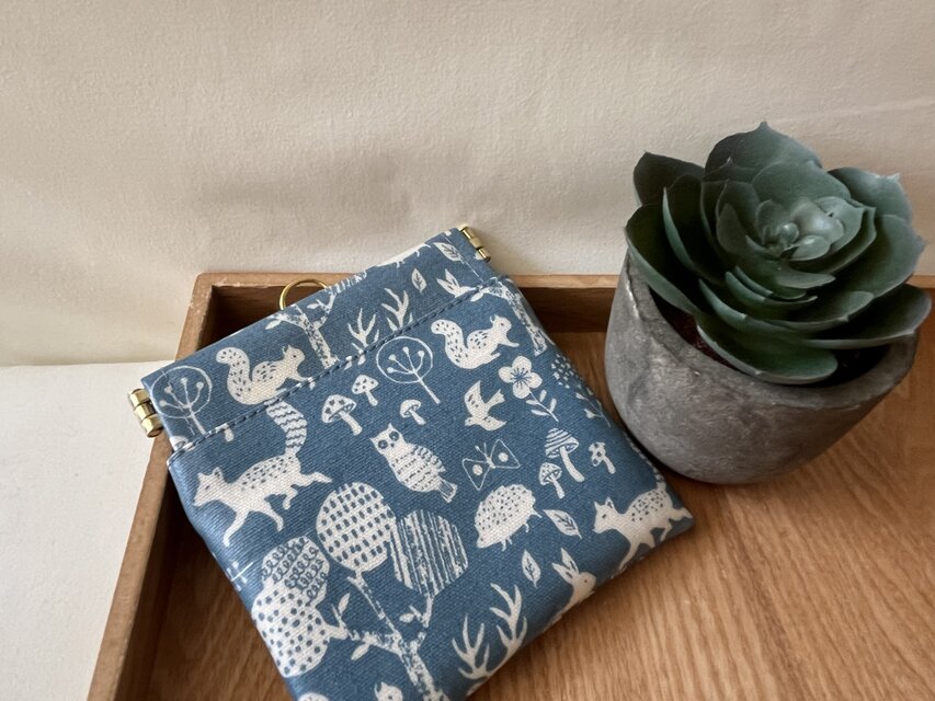 バネ口ラミネートポーチ　北欧風森のどうぶ