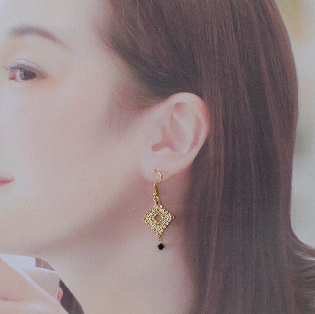 ゴールドスクエアのエスニック・ピアス  透かし模様　レースモチーフ　クリスタルビーズ