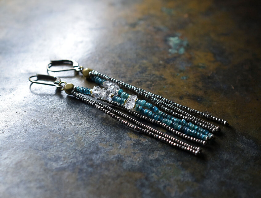 フランスアンティークカットスチールビーズとエメラルドブルーアンティークビーズ、ハーキマーダイヤモンドの4連ピアス
