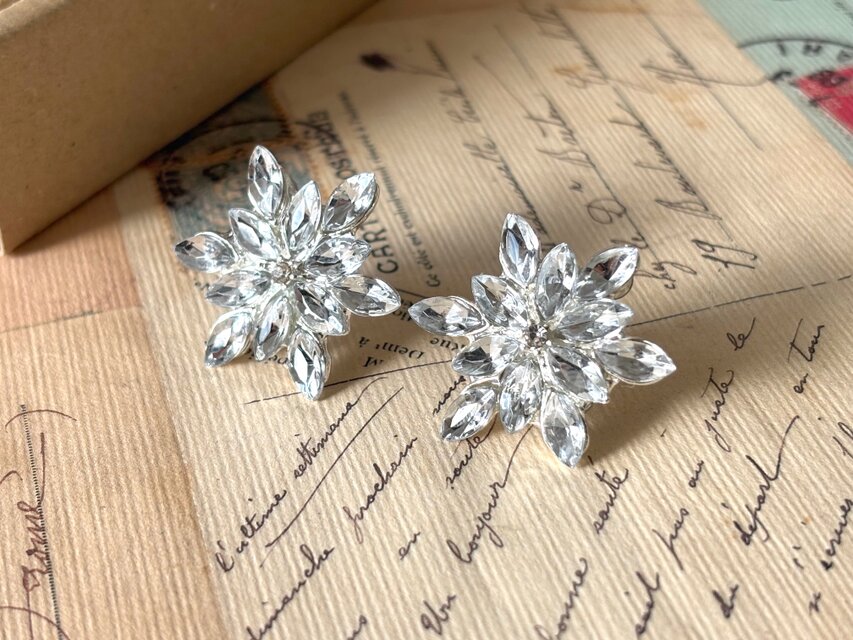 ピアス ラインストーンの雪の結晶カボション ゴールド 冬