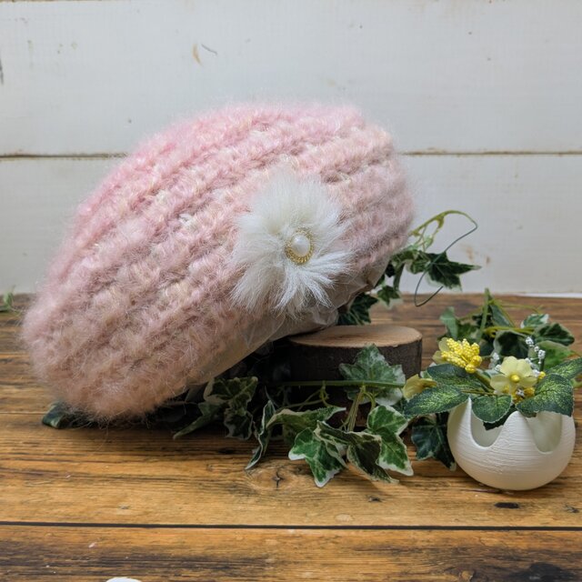 さくら色のふんわりモヘアの帽子（ファーコサージュ付）