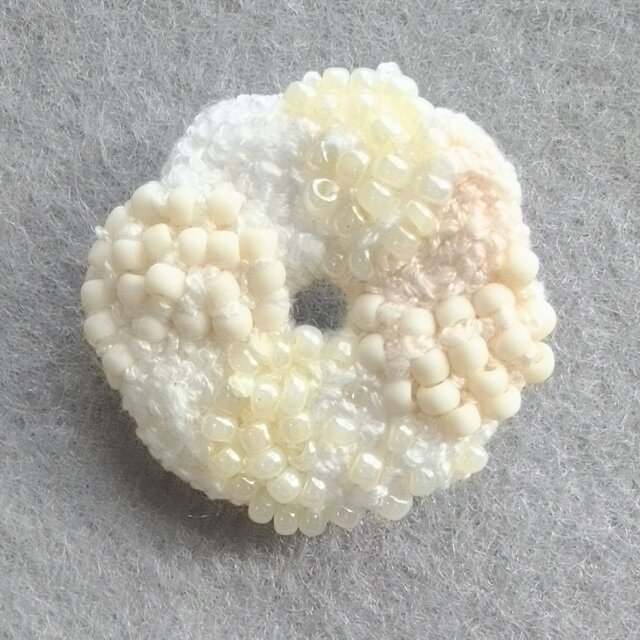 もこもこフレンチクルーラーみたいなビーズ刺繍ブローチ