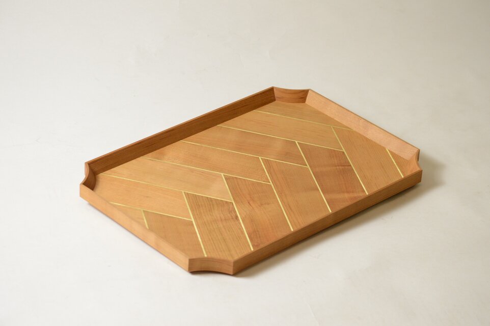 ヘリンボーンの隅切御盆【大】 ヤマザクラ真鍮埋め込み