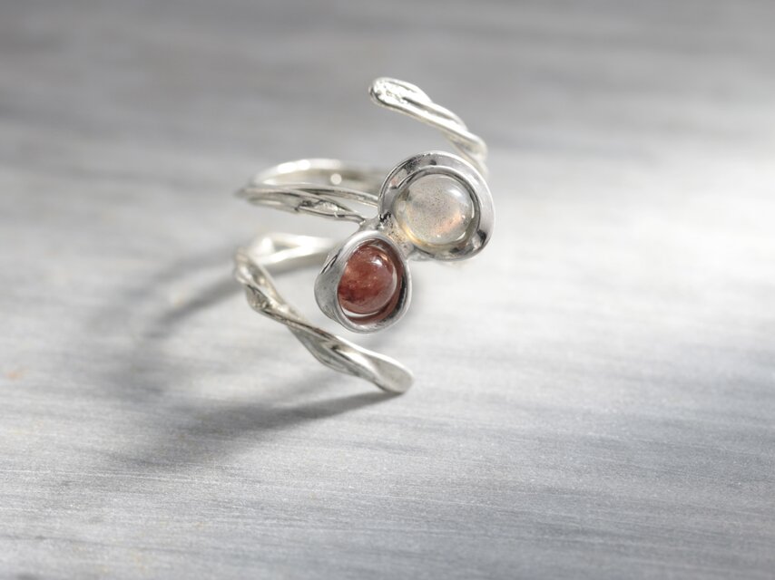 錫と天然石のオープンリング　ZAKALY　ラブラドライト　モスコバイト