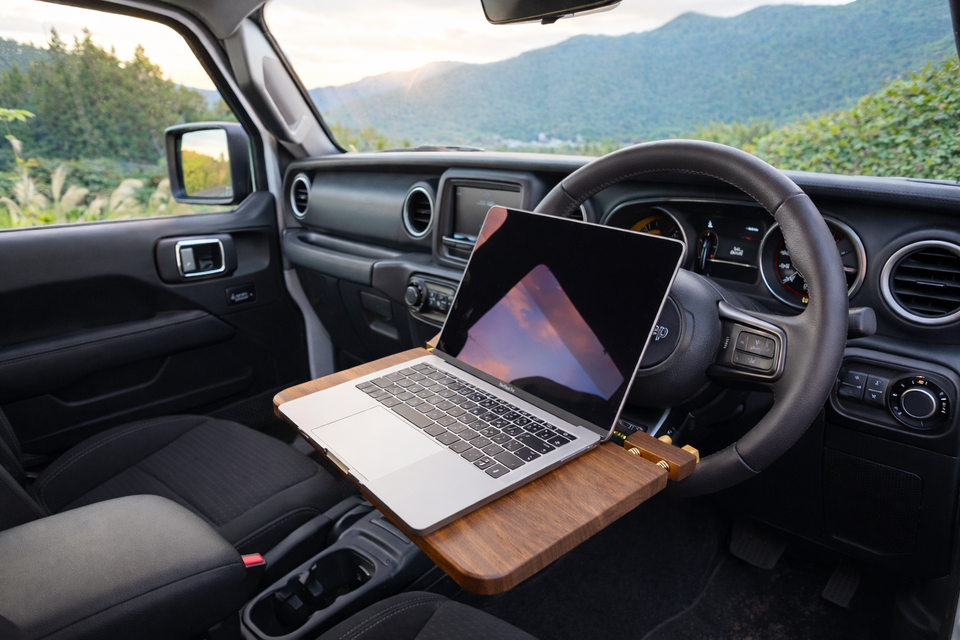 【ほぼ未使用】木製アンティーク調 折りたためる車載デスク（PCサイズ） 父の日ギフト】折りたためる車載デスク 木製 テーブル 移動できる書斎