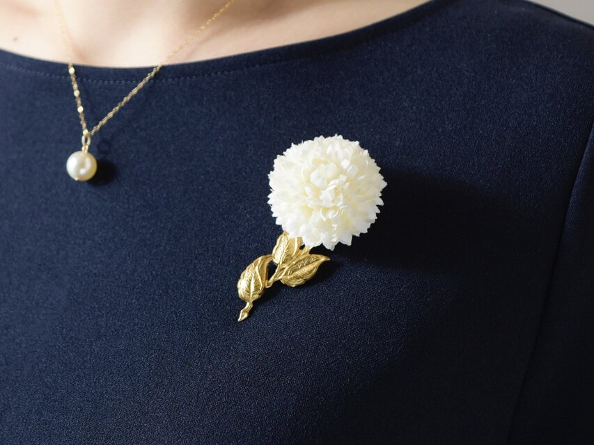【コサージュ・ブローチ】アンティーク・ヴィンテージなピンポンマムの一輪の花 Ⅱ ホワイト