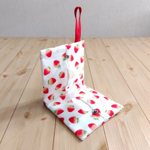 持ち手付き　携帯ティッシュケース　苺柄　ボックスティッシュから詰替え　ペーパータオルケース　白　　973