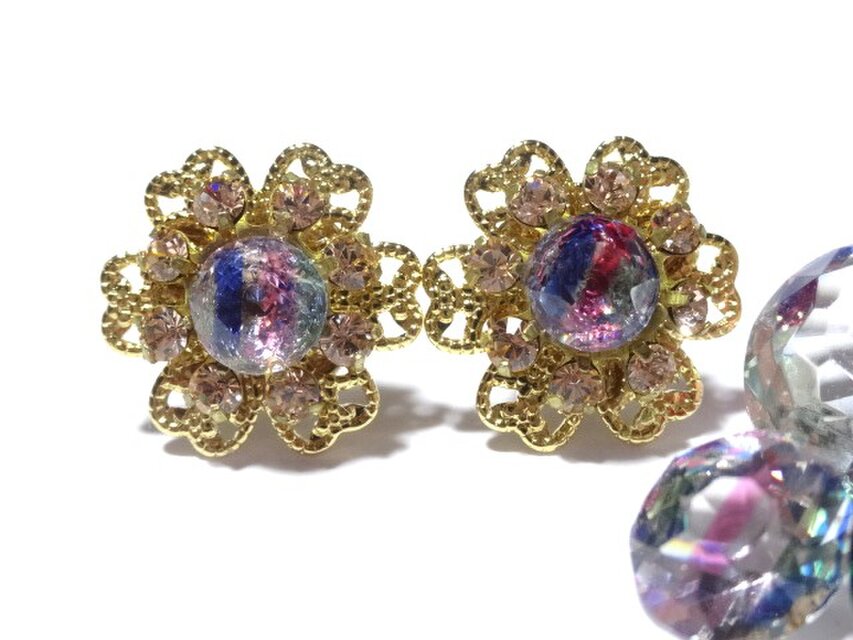 ピーチカラーストーン×アイリスガラスのフラワースタッドピアス