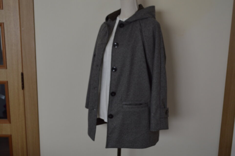 冬の装いに！「フーデッドハーフコート」