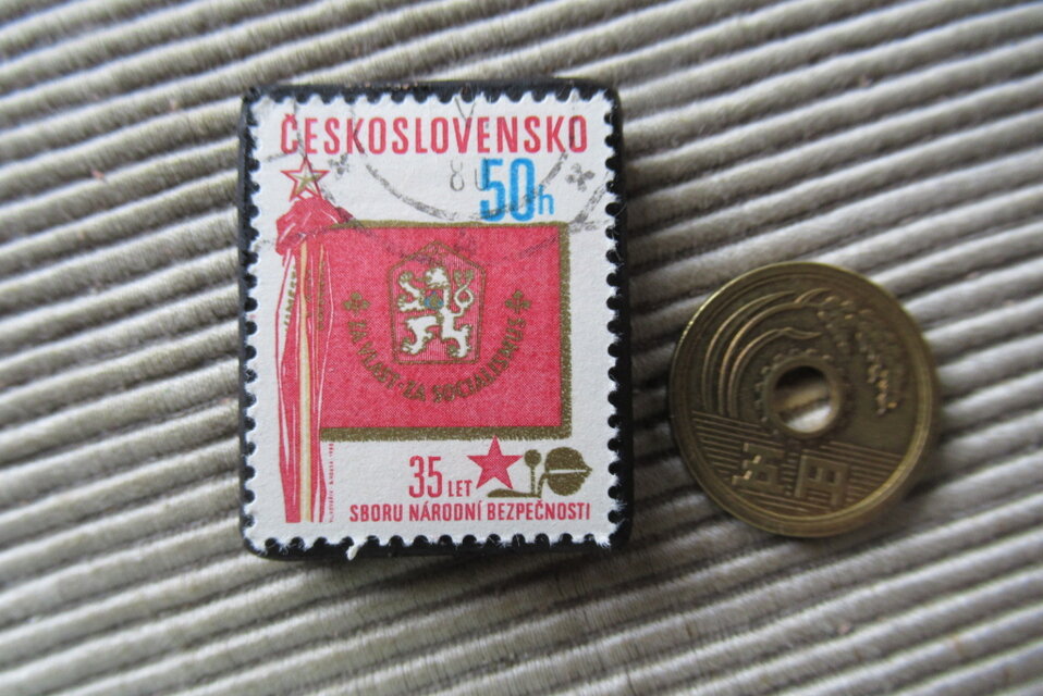 アップサイクル チェコスロバキア 切手ブローチ10317 | iichi 日々の