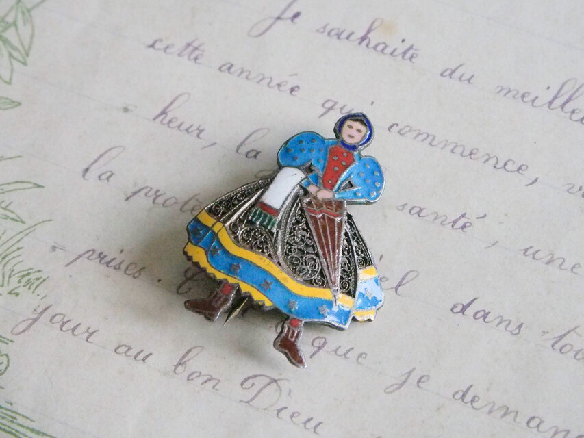 ヴィクトリア時代・青い服の女性のエナメルブローチ