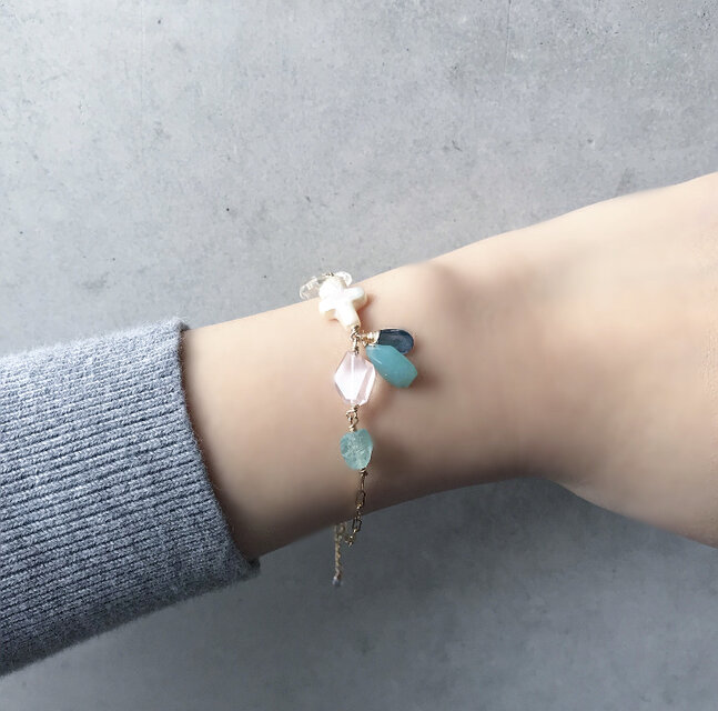 アクアプレーズと淡水パールクロスのブレスレット | iichi 日々の
