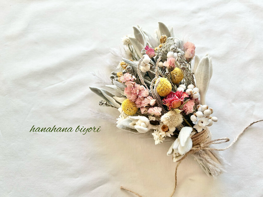 ラムズイヤーとミニ薔薇や小花のスワッグ･ブーケ