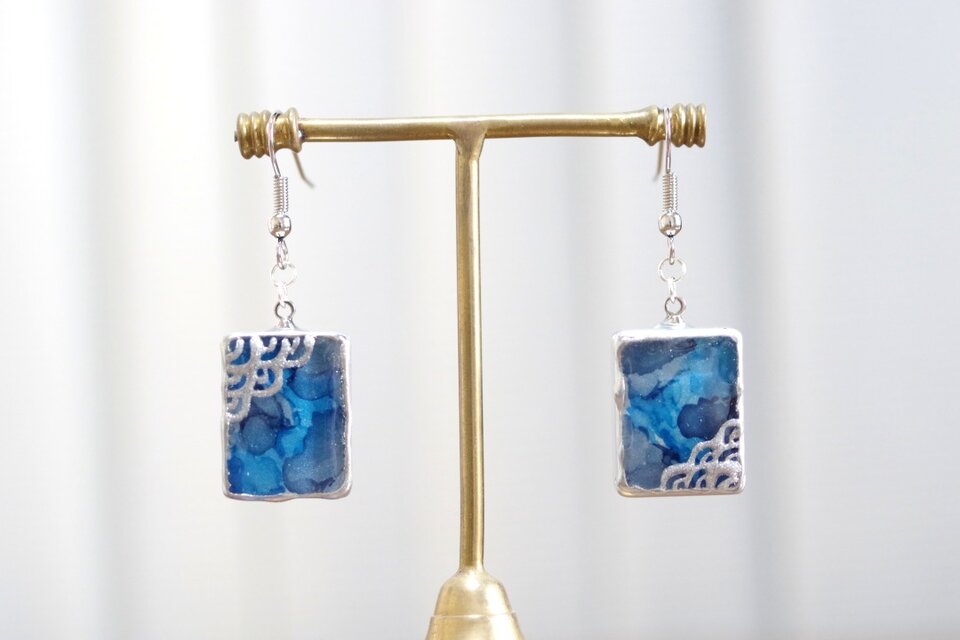 レジンアート　長方形のピアス〈深夜の旅〉