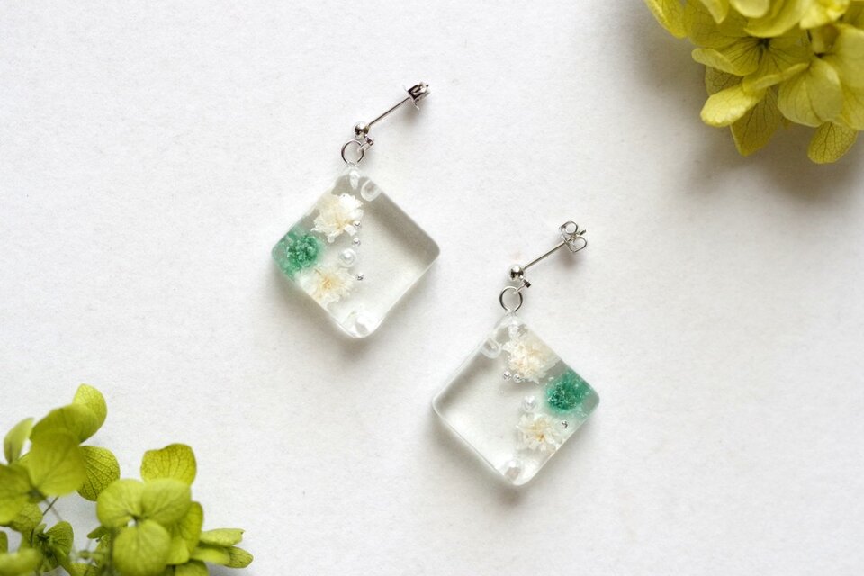 レジンアート　スクエアピアス〈しづかなる寝顔〉