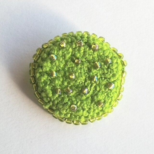 朝露がついた苔みたいな刺繍ブローチ