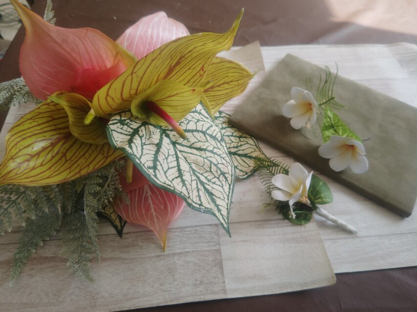 【ウェディング】トロピカル夏のクラッチブーケ＊ブートニア＊ヘッドパーツ２点