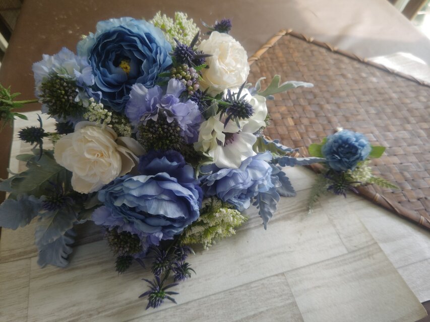 【ウェディング】ブルーラナンのクラッチブーケ＊ブートニア