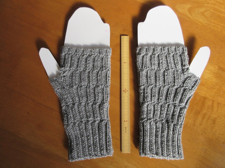 メリノウールの手編みのハンドウォーマー(グレー)