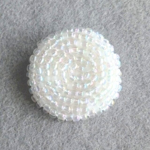 シェルみたいな、まるいビーズ刺繍ブローチ