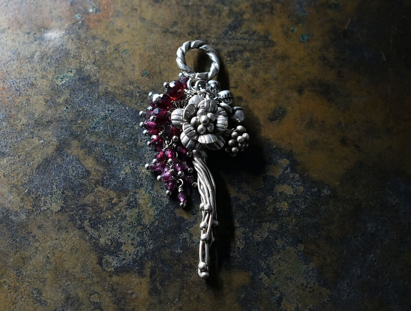 パール　ガーネット　アイオライト　ハンドメイド　シルバー　ペンダントトップ 蔦やお花、蕾カレンシルバーとたわわなガーネット＆インド