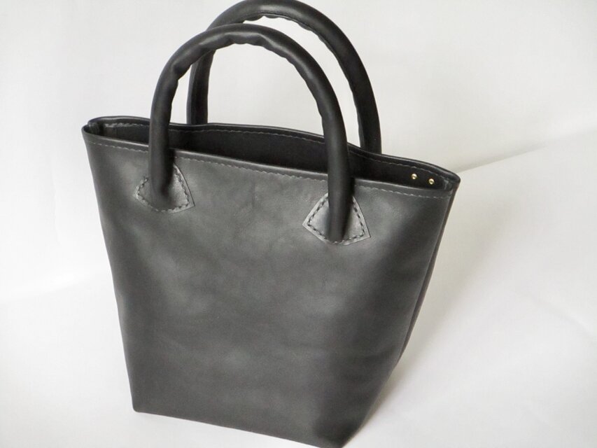 イタリア革のマチありトート（黒)