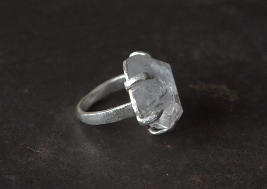 クオーツエレスチャル　鬼爪リング