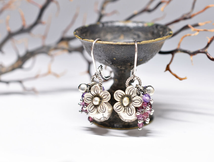 蕾カレンシルバーとたわわなガーネット＆アメジスト、インドシルバー鈴のピアス