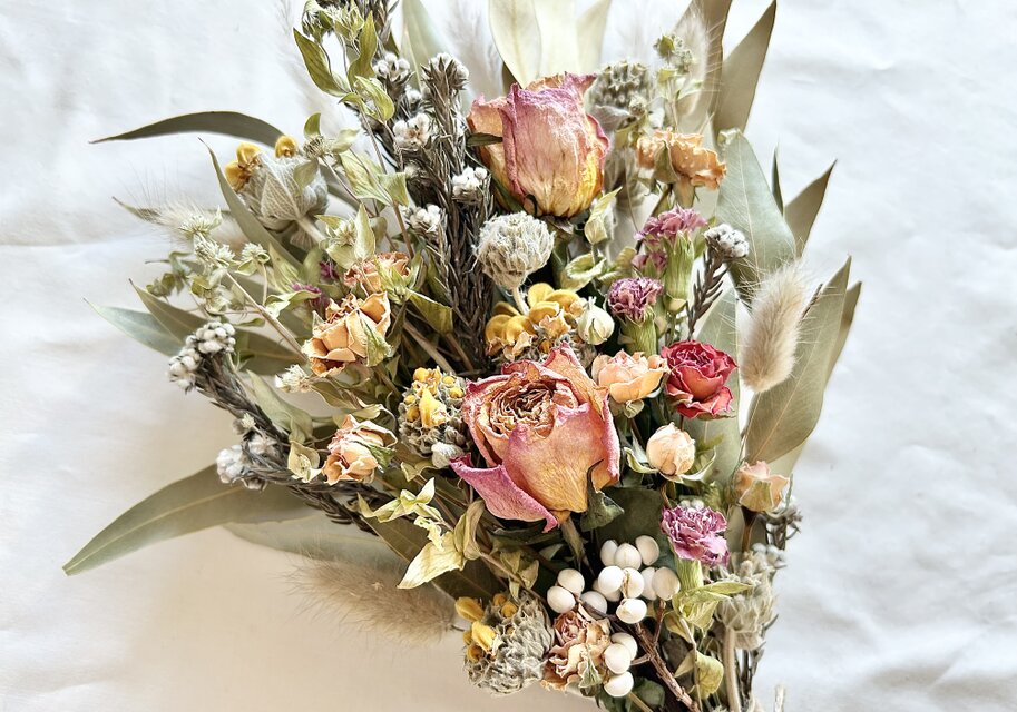 薔薇とユーカリのスワッグ | iichi 日々の暮らしを心地よくする