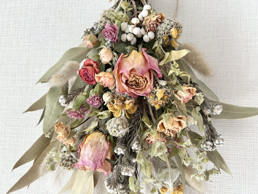 薔薇とユーカリのスワッグ | iichi 日々の暮らしを心地よくする