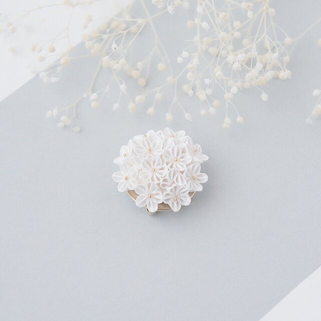 再販受付　つまみ細工 　帯留め　帯飾り　白色　金 再販受付 つまみ細工 帯留め 帯飾り 白色 金 - メルカリ