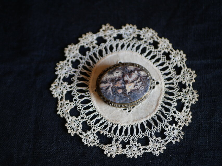 ストーンのヴィンテージブローチ　フランスブロカント　ヴィンテージ