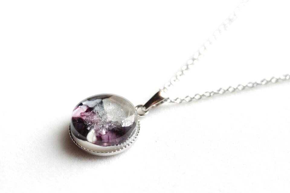 レジンアート　ラウンドペンダント〈行方知れずの明日〉