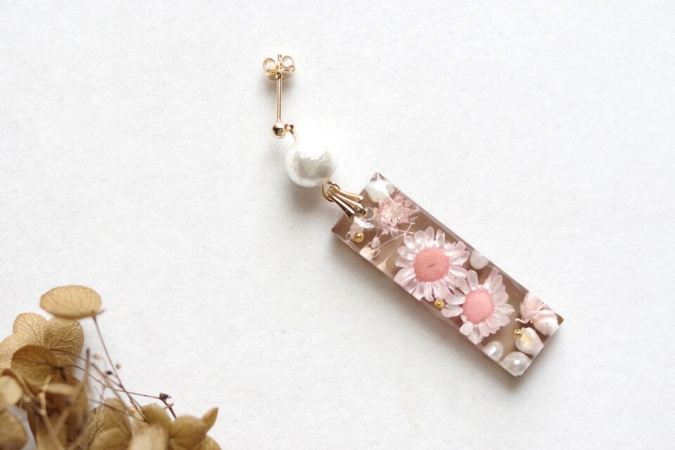 レジンアート　長方形のプレートとコットンパールのピアス〈贈り物には花を〉