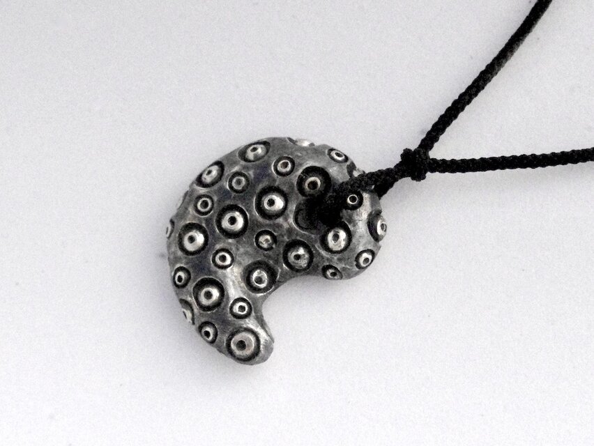 目玉勾玉 ペンダント | iichi 日々の暮らしを心地よくするハンドメイド