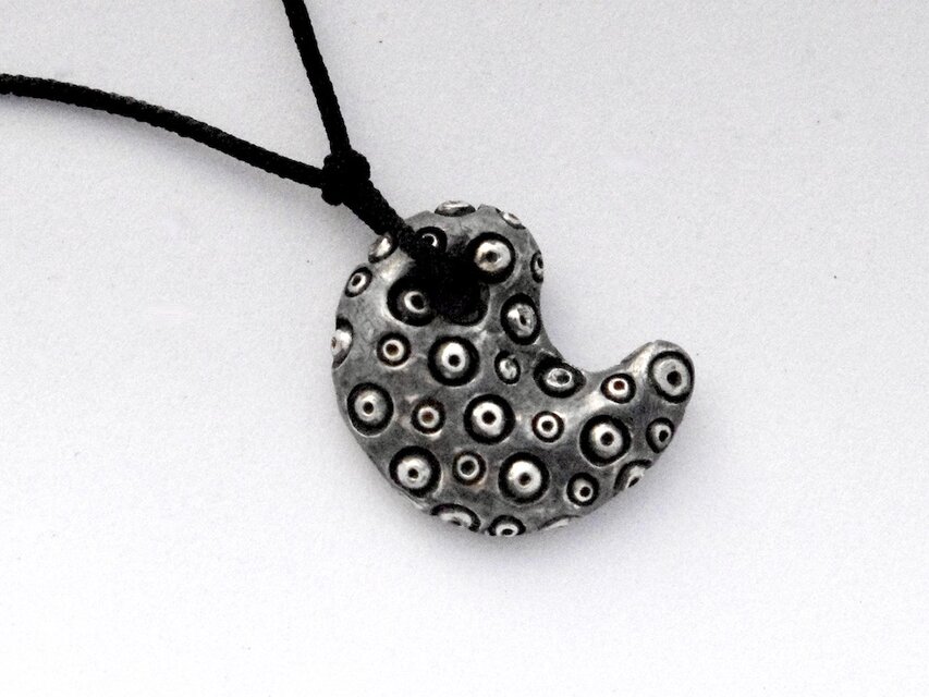 目玉勾玉 ペンダント | iichi 日々の暮らしを心地よくするハンドメイド