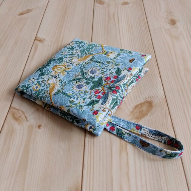 V&Aウィリアムモリス　持ち手付き　携帯ティッシュケース　ボックスティッシュから詰替え　いちご泥棒　ライトブルー　　108