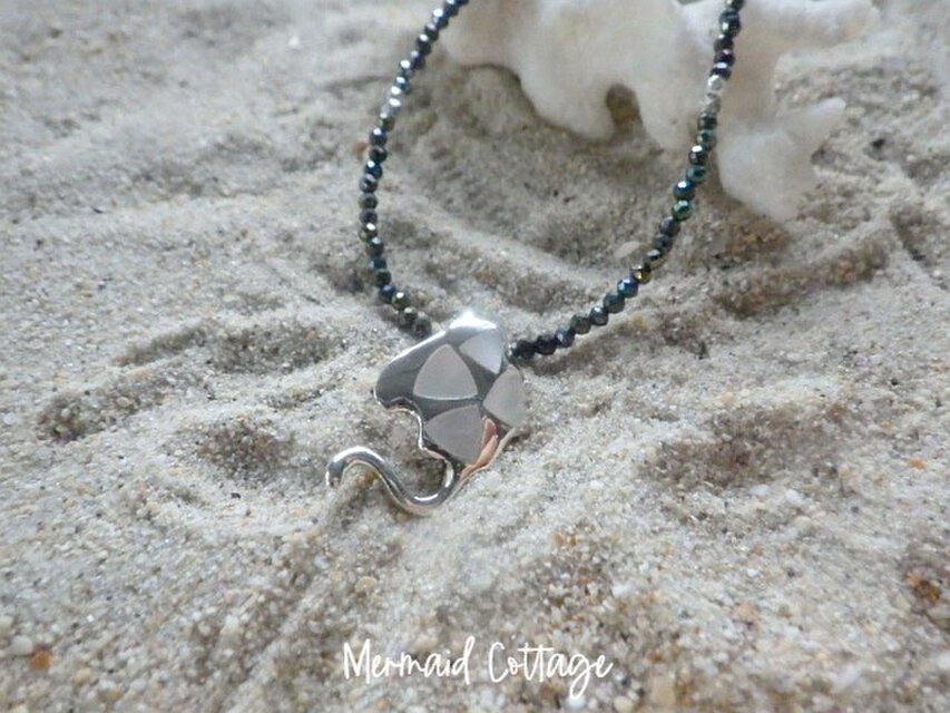 *sv925* Silver Manta Ray 銀とマザーオブパールのマンタ☆ブラックスピネルネックレス