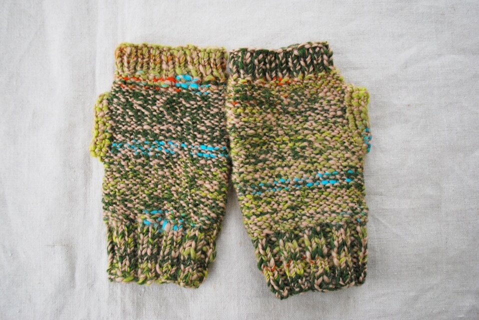 手つむぎ手編みのハンドウォーマー　green kimidori