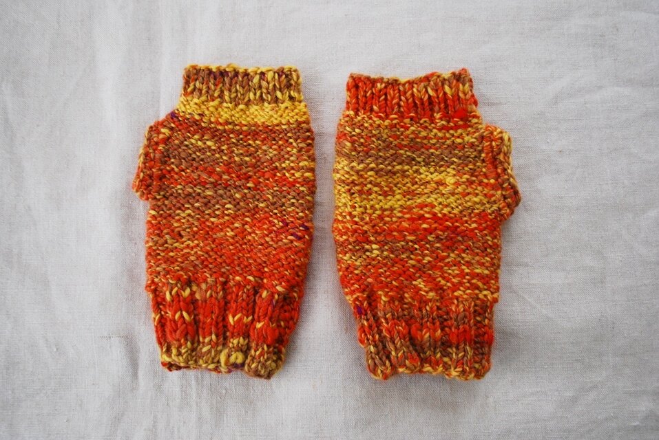 手つむぎ手編みのハンドウォーマー　orange yellow
