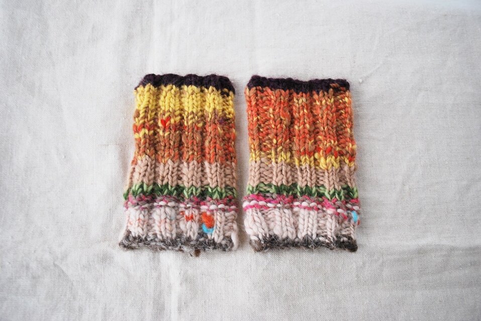 手つむぎ手編みのリストウォーマー　03