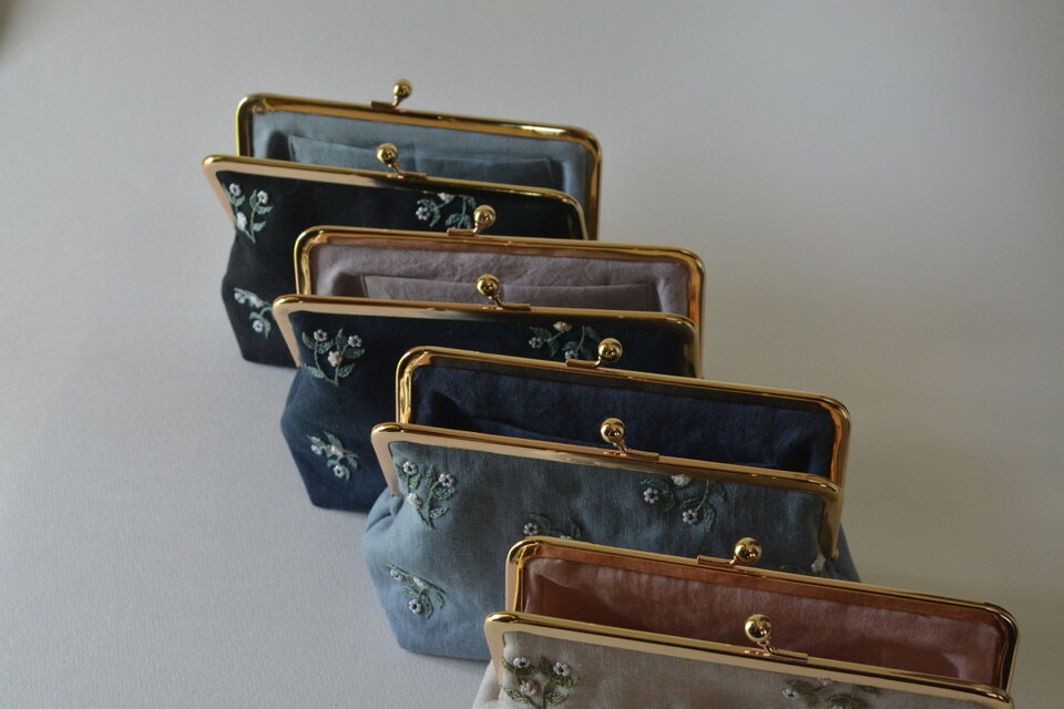 受注制作】【エクリュ】ビーズ 刺繍 小花 がま口 ポーチ | iichi 日々