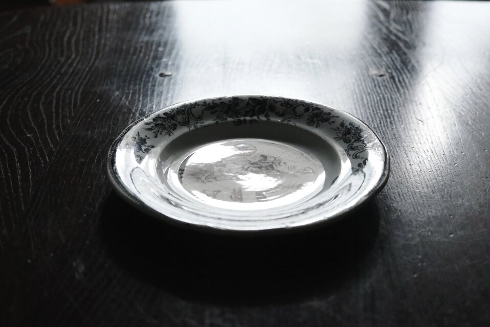 [希少]フランス アンティーク クレイユモントロー グリザイユ平皿Fanchon 希少]フランス アンティーク クレイユモントロー グリザイユ平皿